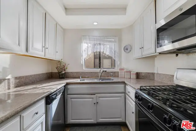 14401 Plummer Street #6, San Fernando Valley, CA 91402 - #3