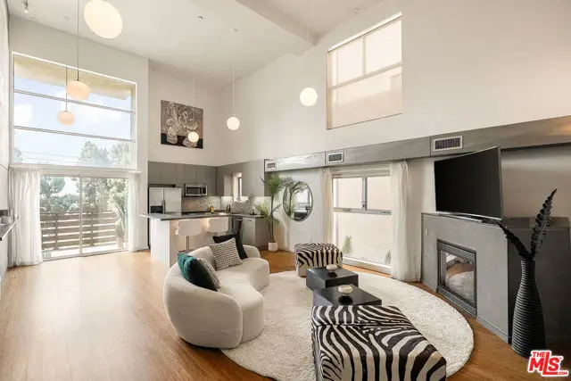 7062 Hawthorn Avenue #203, Los Angeles, CA 90028 - #2