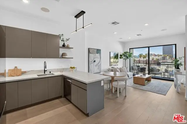 904 S New Hampshire Avenue #PH-3, Los Angeles, CA 90006 - #2