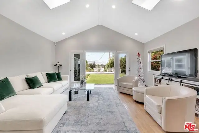 3733 Willowcrest Avenue, Studio City, CA 91604 - #2