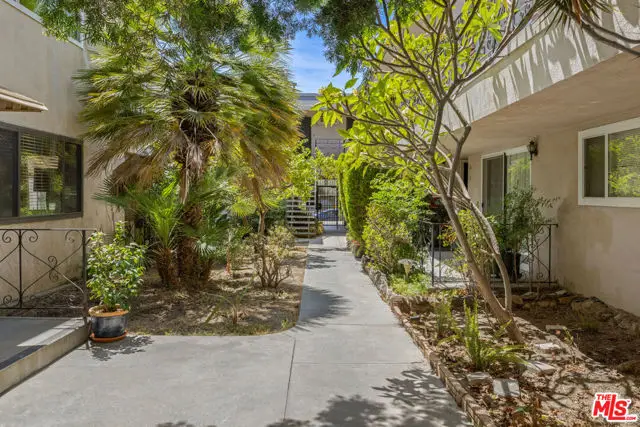 1600 N Hobart Boulevard #15, Los Angeles, CA 90027 - #2