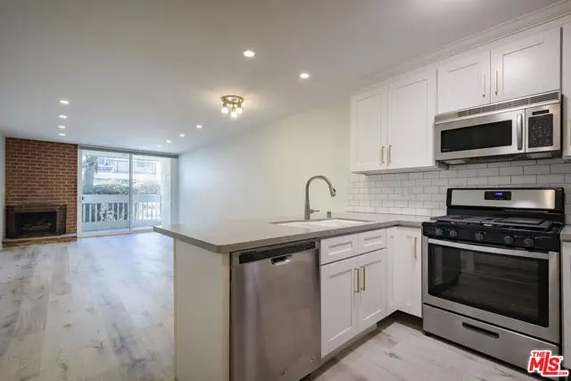 22 Navy Street #103, Venice, CA 90291 - #3