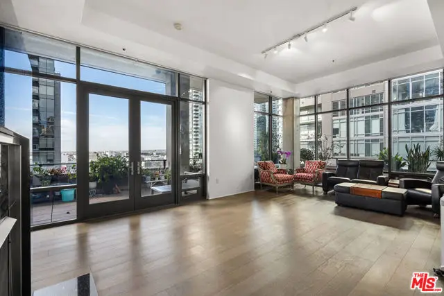 1111 S Grand Avenue #PH1, Los Angeles, CA 90015 - #2