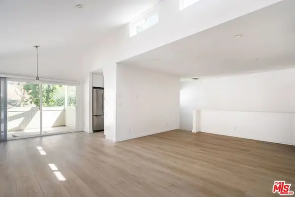 22125 Burbank Boulevard #7, Woodland Hills (los Angeles), CA 91367