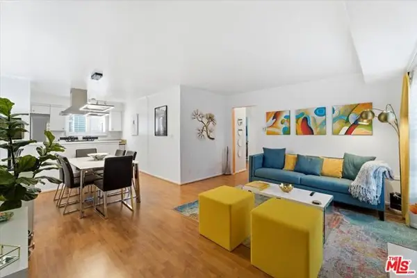 22030 Calvert Street #6, Woodland Hills (los Angeles), CA 91367