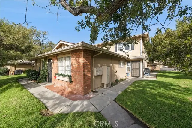 1025 W Calle De La Luna Unit#2, Azusa, CA 91702 - Image #1