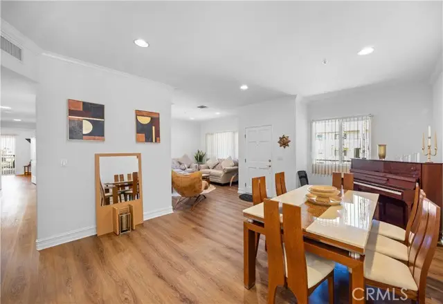 565 E San Jose #204, Burbank, CA 91501 - Image #2