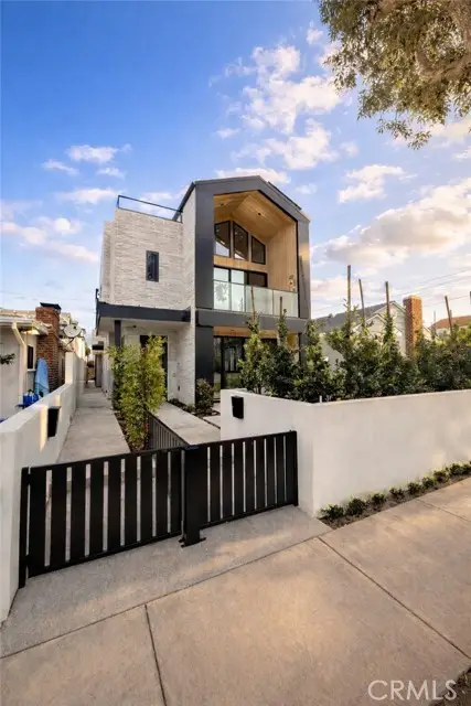 519 Narcissus Avenue, Corona Del Mar (newport Beach), CA 92625