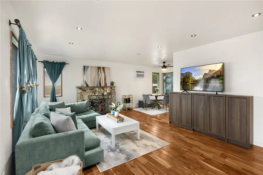 6957 Lindley Avenue, Reseda, CA 91335 - Image #2