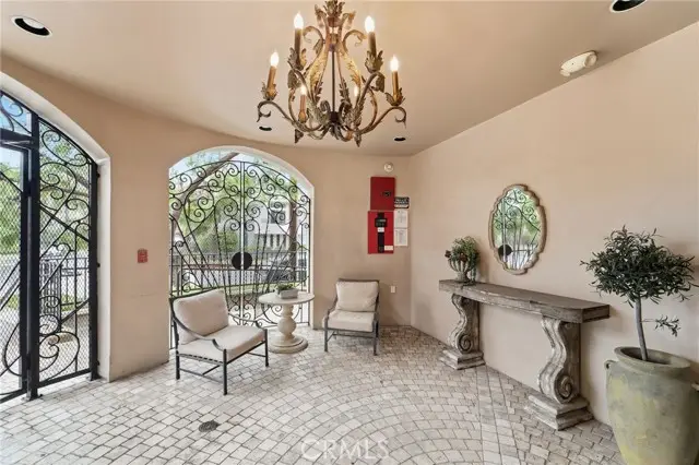 850 N Croft #301, Los Angeles, CA 90069 - Image #2