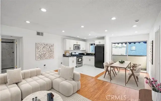 18530 Hatteras Street #333, Tarzana, CA 91356 - Image #1