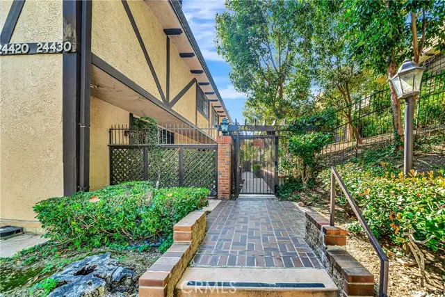 24420 Victory #5, Woodland Hills, CA 91367 - Image #2