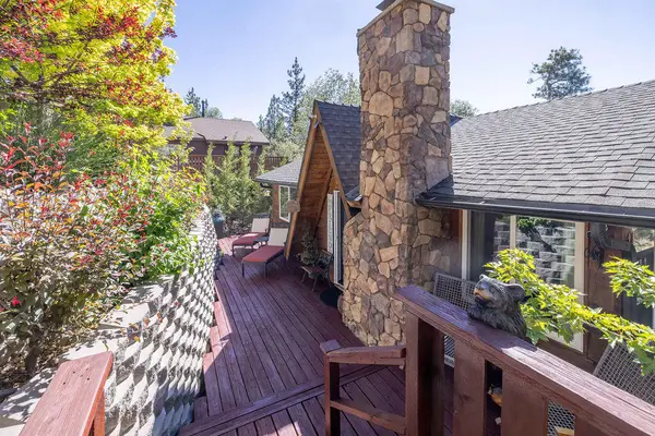 1126 Crags Lane, Fawnskin, CA 92333