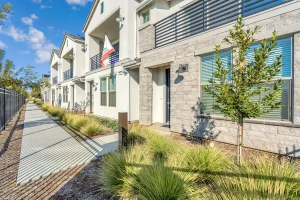 554 W Mahogany Lane, Clovis, CA 93611