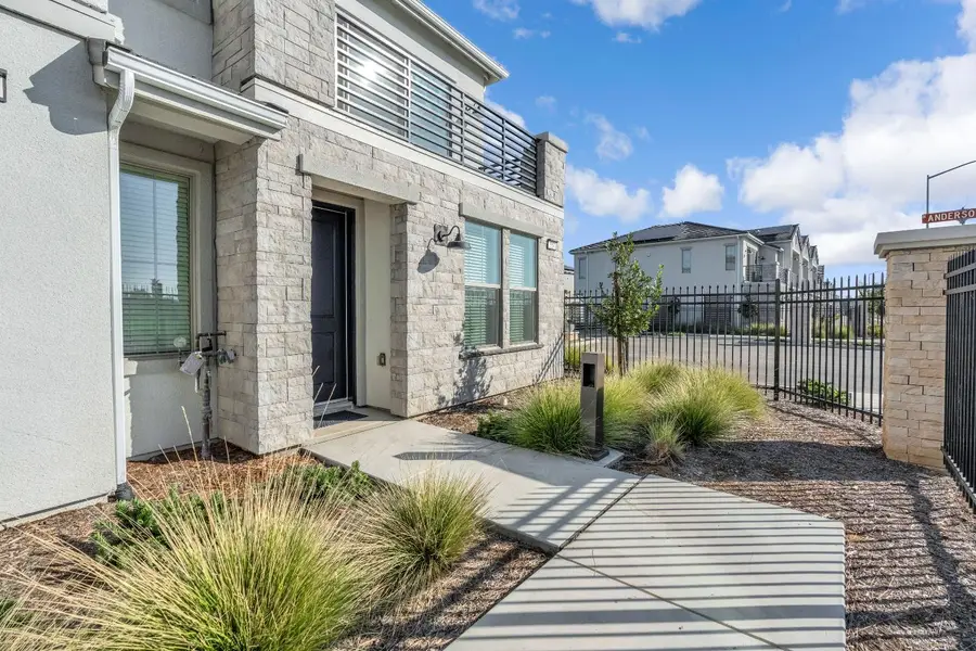 554 W Mahogany Lane, Clovis, CA 93611 - Image #2