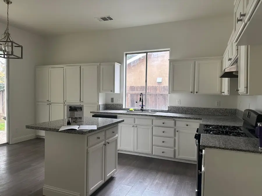 5260 E Wildflower Lane, Fresno, CA 93725 - Image #2