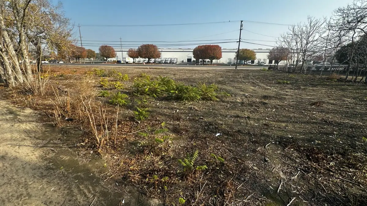 3035 S Chestnut Avenue, Fresno, CA 93725 - Image #1