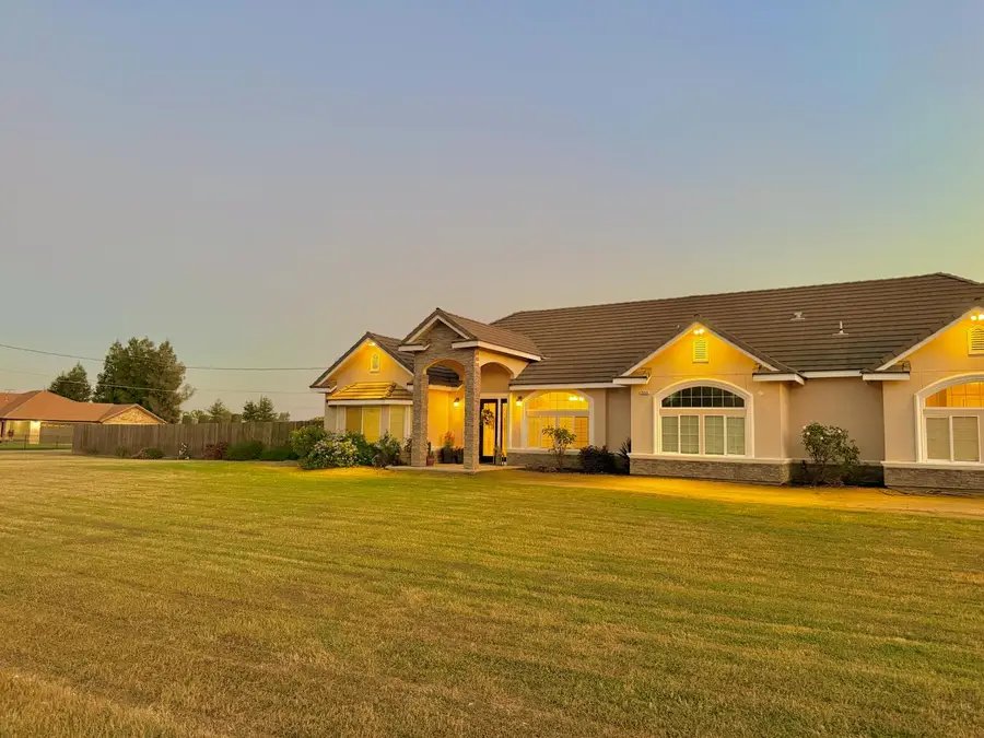 25162 Burton Way, Madera, CA 93638 - Image #2