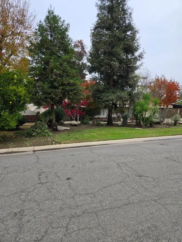 5867 E Club View Drive, Fresno, CA 93727