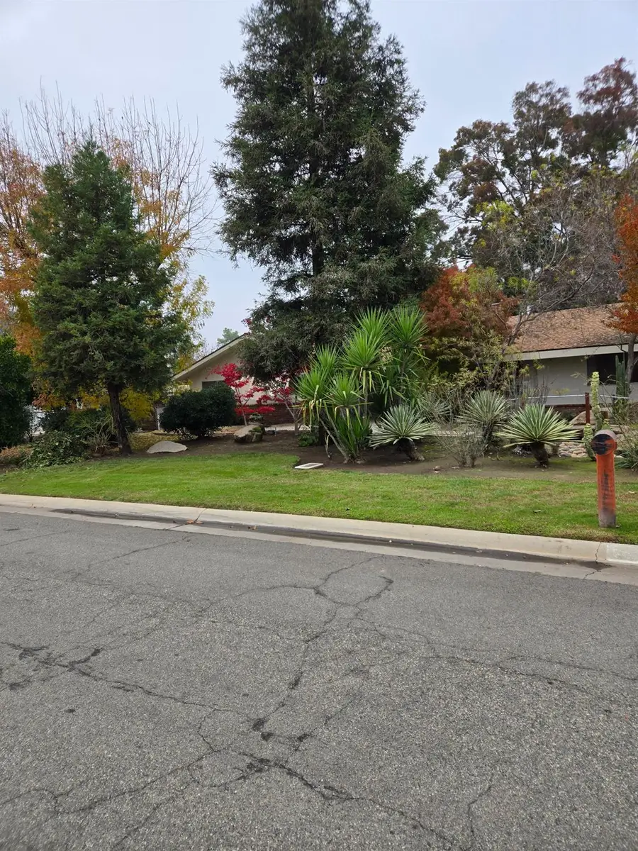 5867 E Club View Drive, Fresno, CA 93727 - Image #2