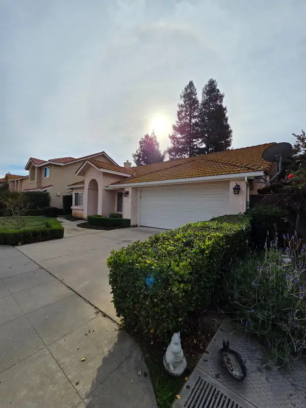 369 E Lindbrook Lane, Fresno, CA 93720