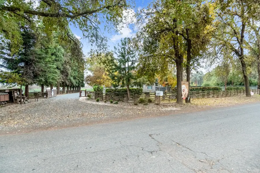 18701 Lort Drive, Visalia, CA 93292 - Image #2
