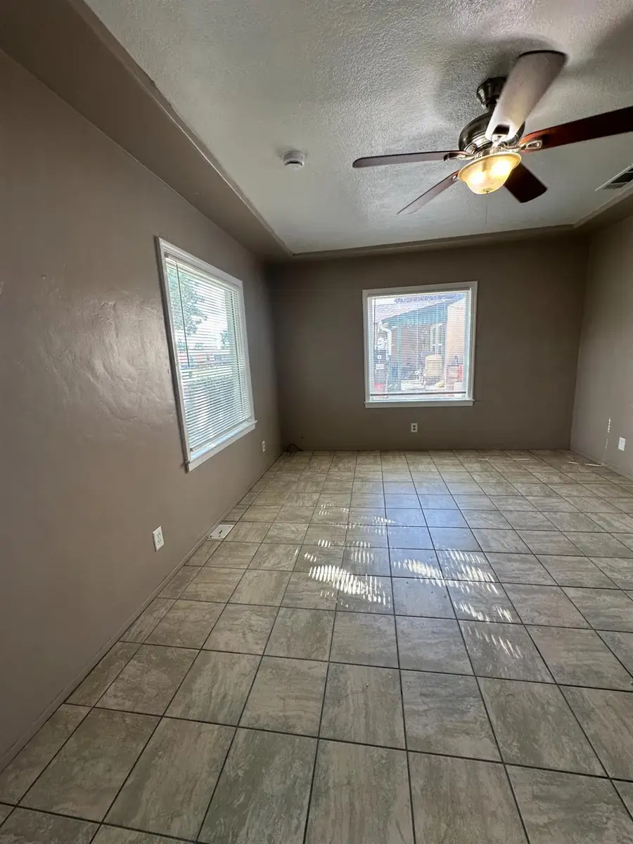 626 W Vassar Avenue, Fresno, CA 93705 - Image #2