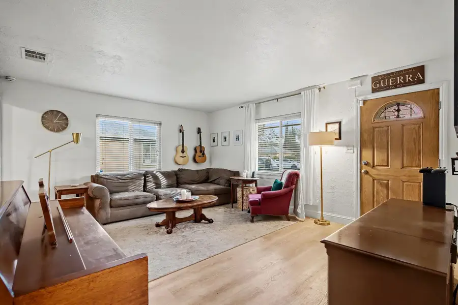 1038 W Cortland Avenue, Fresno, CA 93705 - Image #3