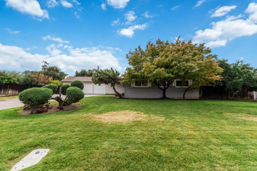 1665 W Barstow Avenue, Fresno, CA 93711 - #2