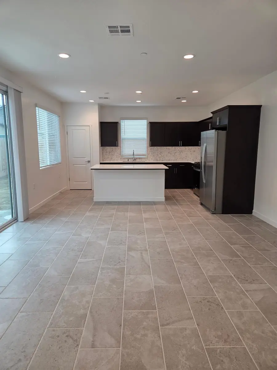 1174 Grant Avenue W, Madera, CA 93636 - #2