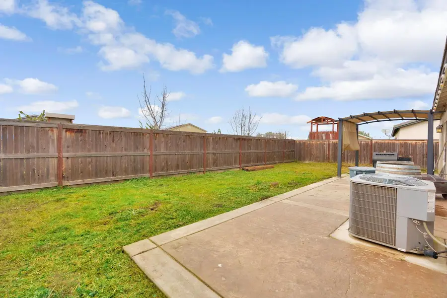 913 Harriett Avenue, Sanger, CA 93657 - Image #2