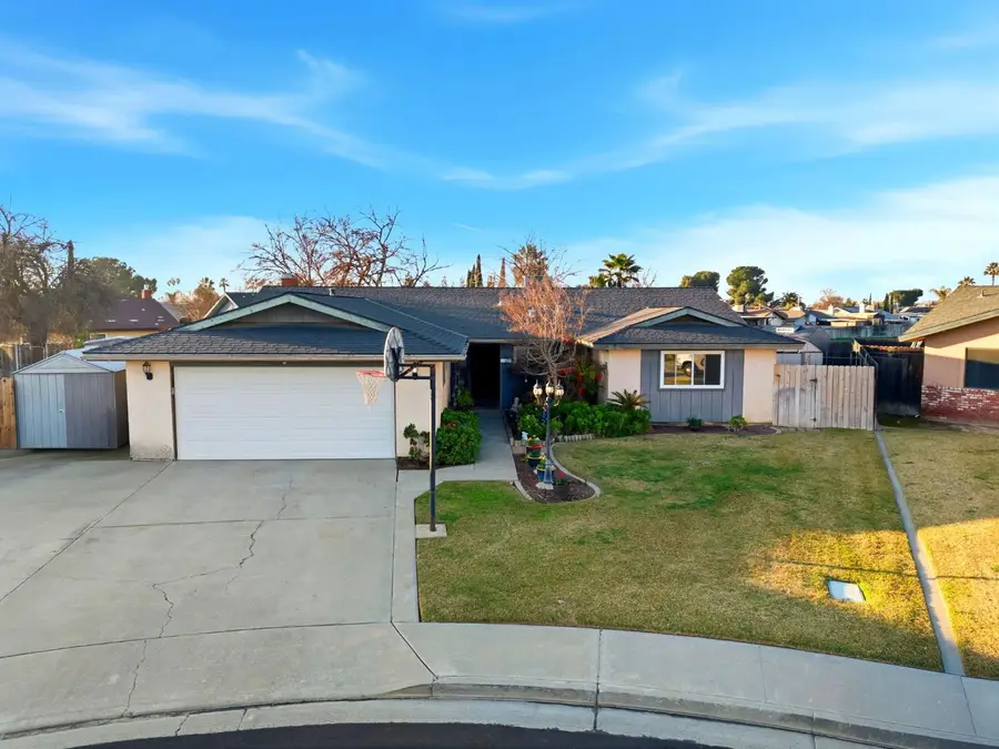 2134 Oakwood Court, Hanford, CA 93230 - Image #2