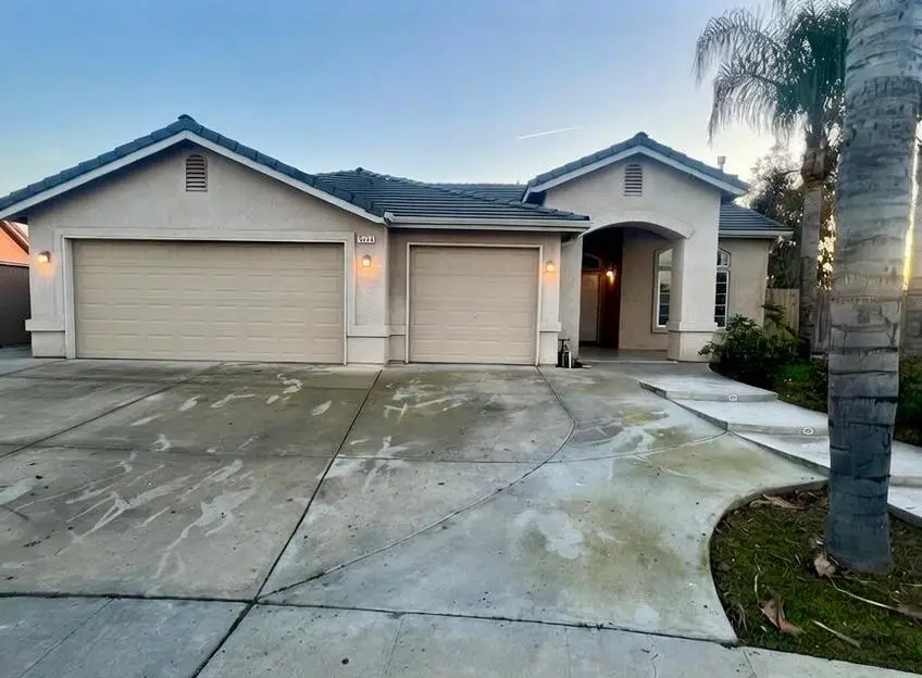 5448 E Kaviland Avenue, Fresno, CA 93727 - Image #1