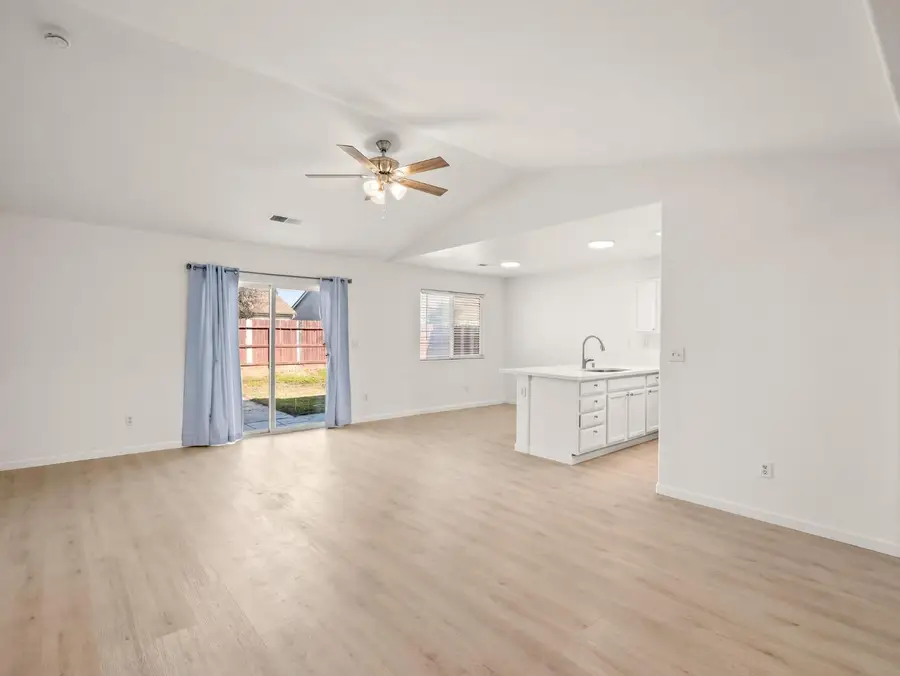 4068 W Weldon Avenue, Fresno, CA 93722 - Image #3