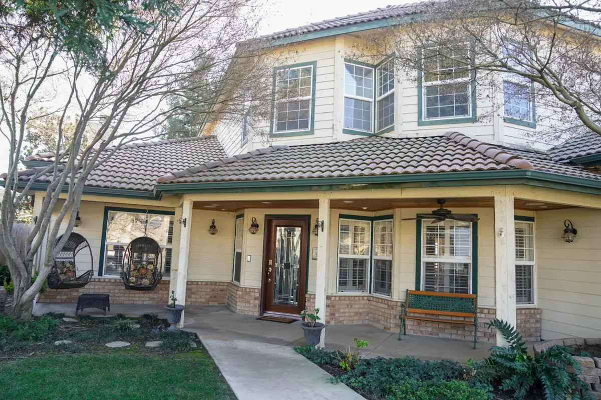 1015 E Chestnut Court, Visalia, CA 93292 - Image #1