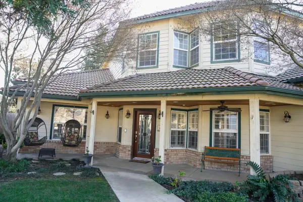 1015 E Chestnut Court, Visalia, CA 93292