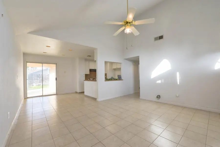 5572 W Sample Avenue, Fresno, CA 93722 - Image #2