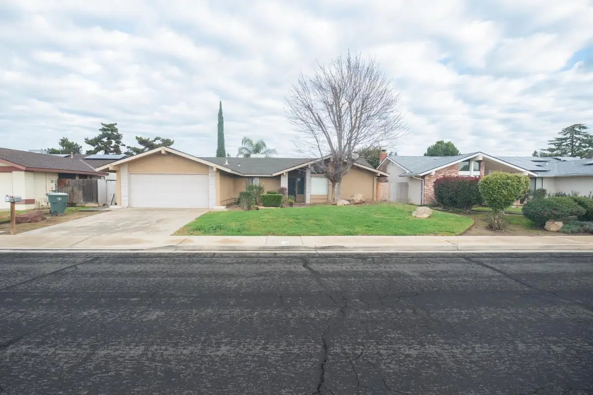 1855 Vartikian Avenue, Clovis, CA 93611 - Image #1