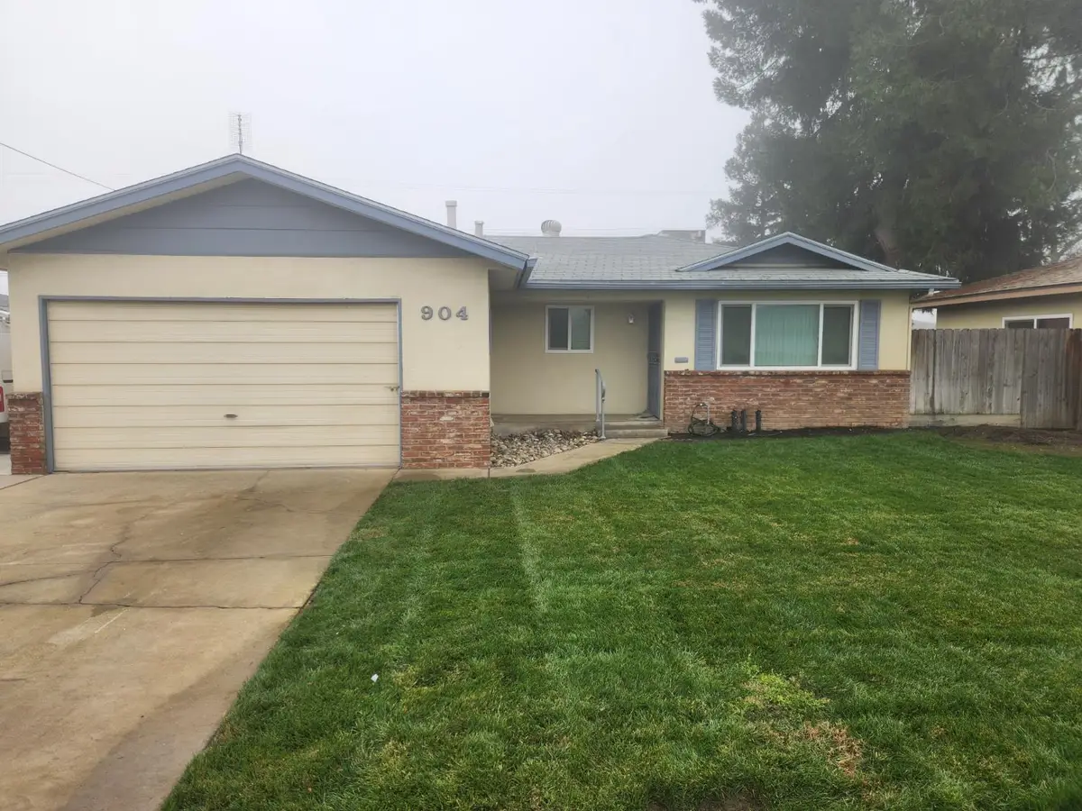 904 W Santa Ana Avenue, Clovis, CA 93612 - Image #1