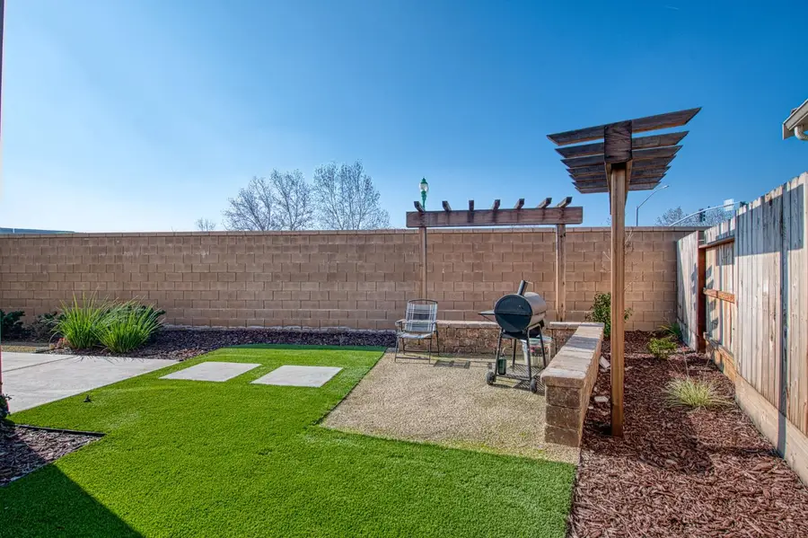 987 N Filbert Avenue, Fresno, CA 93727 - Image #2