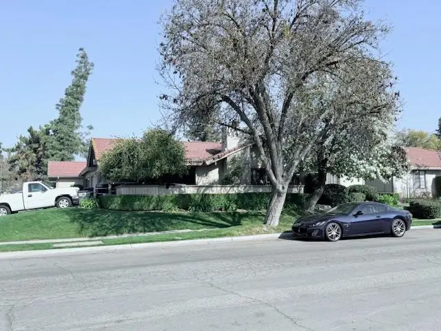 284 W Lexington Avenue, Fresno, CA 93711 - Image #2