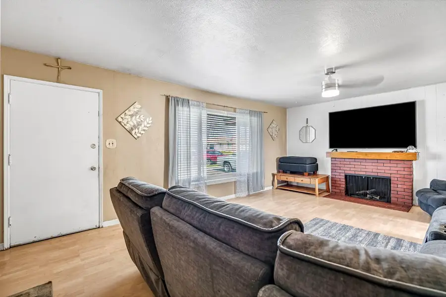 4560 E Cambridge Avenue, Fresno, CA 93703 - Image #3