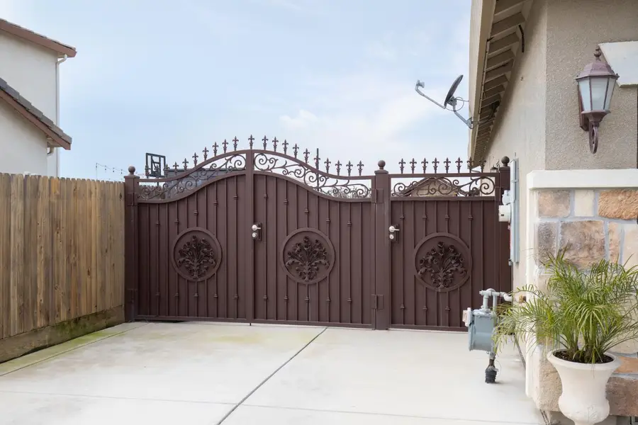 1041 Ridge Creek Estates Way, Dinuba, CA 93618 - #3