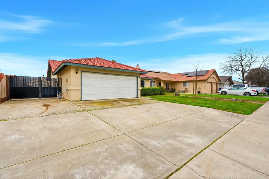 907 W Ambassador Drive, Hanford, CA 93230 - #2