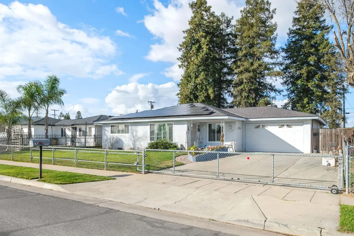 4342 W Dennett Avenue, Fresno, CA 93722 - #1