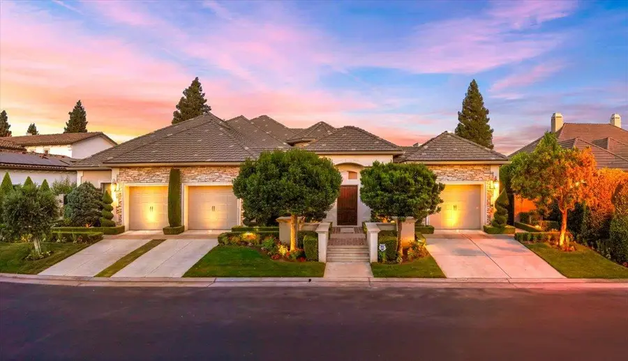 11350 N Glencastle Way, Fresno, CA 93730 - #2