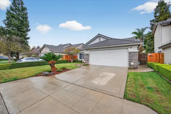 2450 E Fox Glen Avenue, Fresno, CA 93730