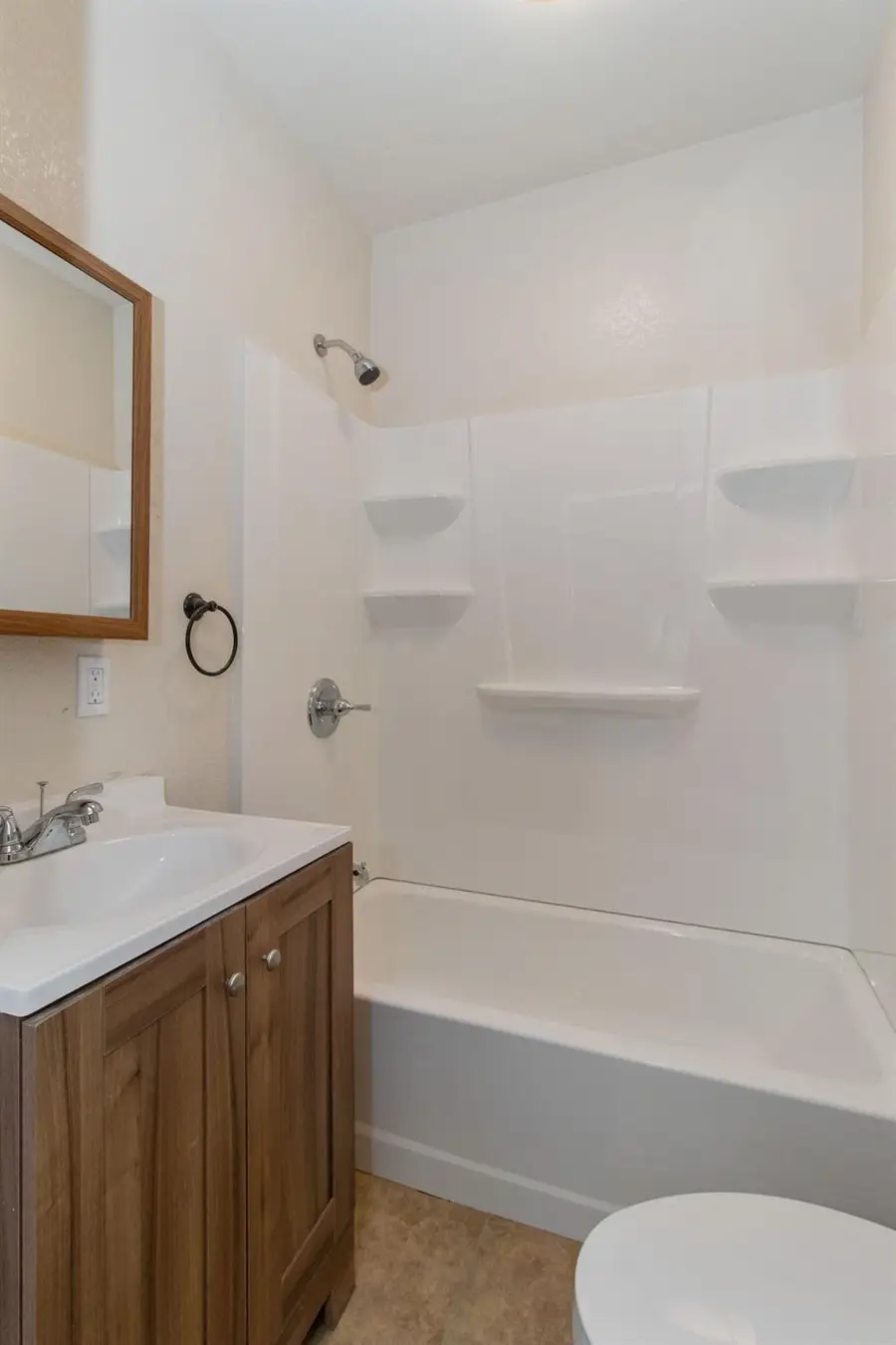 186 S L St, Dinuba, CA 93618 - #2