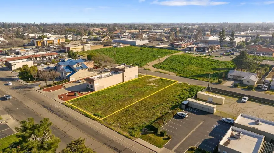 2248 W Monte Vista Avenue, Visalia, CA 93277 - #3
