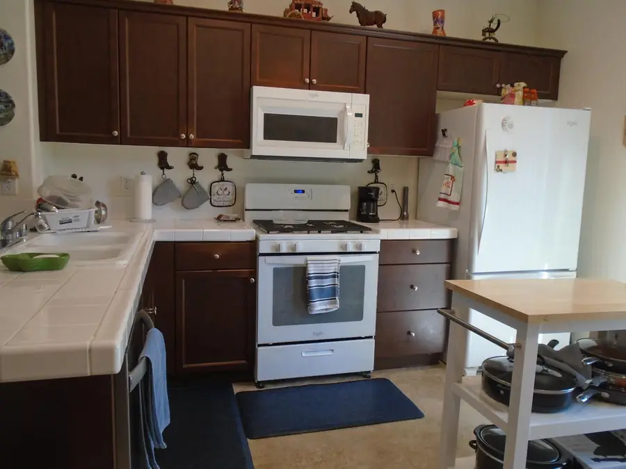 1383 Manor Avenue, Hanford, CA 93230 - #2